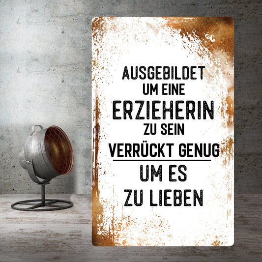 Schild - Ausgebildet um eine Erzieherin zu sein